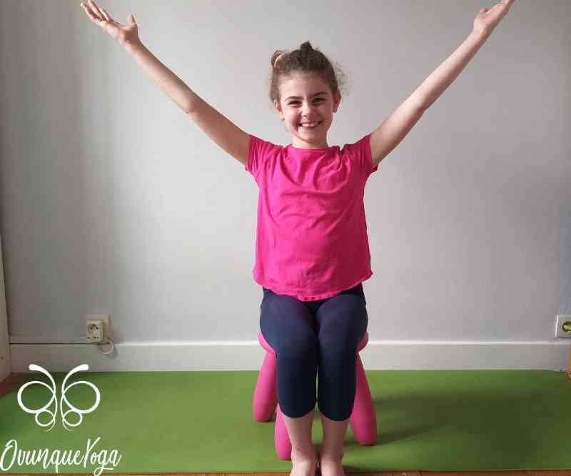 Posizione Y dello yoga per bambini